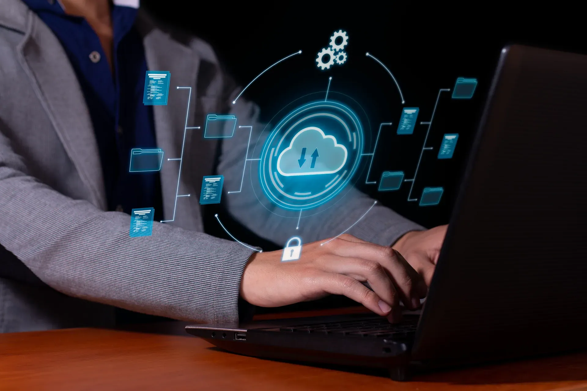 Person nutzt Cloud-Computing am Rechner